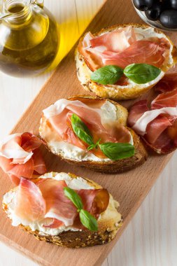 İtalyan domates, jambon, jamon, jambon ve peynir bruschetta. Tapas, antipasti Doğranmış sebzeler, otlar ve petrol ızgara ciabatta ve baget ekmek.