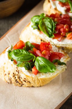 Domates ve peynirli taze yapılmış bruschetta. İtalyan tapas, antipasti sebzeler, otlar ve ızgara ciabatta ve baget ekmek üzeri yağlıboya.