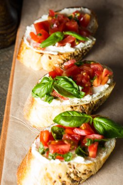 Domates ve peynirli taze yapılmış bruschetta. İtalyan tapas, antipasti sebzeler, otlar ve ızgara ciabatta ve baget ekmek üzeri yağlıboya.