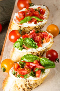 Domates ve peynirli taze yapılmış bruschetta. İtalyan tapas, antipasti sebzeler, otlar ve ızgara ciabatta ve baget ekmek üzeri yağlıboya.