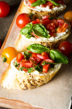 Domates ve peynirli taze yapılmış bruschetta. İtalyan tapas, antipasti sebzeler, otlar ve ızgara ciabatta ve baget ekmek üzeri yağlıboya.