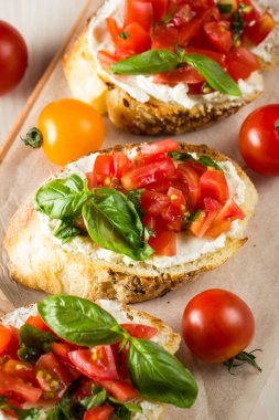Domates ve peynirli taze yapılmış bruschetta. İtalyan tapas, antipasti sebzeler, otlar ve ızgara ciabatta ve baget ekmek üzeri yağlıboya.