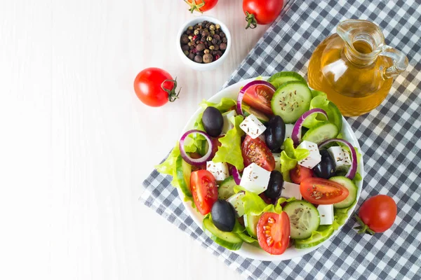 Frischer Griechischer Salat Aus Kirschtomaten Ruccola Rucola Feta Oliven Gurken — Stockfoto