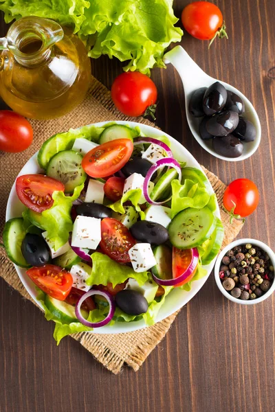 Frischer Griechischer Salat Aus Kirschtomaten Ruccola Rucola Feta Oliven Gurken — Stockfoto