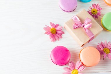 Pasta macarons, hediye kutusu, çay, kahve, cappuccino ve çiçek fotoğrafı. Tatlı romantik gıda acıbadem kurabiyesi kavramı. Sabah kahvaltı ve hediyeler. Sevgililer günü kavramı.