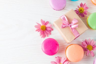 Pasta macarons, hediye kutusu, çay, kahve, cappuccino ve çiçek fotoğrafı. Tatlı romantik gıda acıbadem kurabiyesi kavramı. Sabah kahvaltı ve hediyeler. Sevgililer günü kavramı.