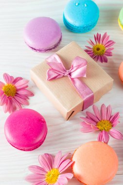 Pasta macarons, hediye kutusu, çay, kahve, cappuccino ve çiçek fotoğrafı. Tatlı romantik gıda acıbadem kurabiyesi kavramı. Sabah kahvaltı ve hediyeler. Sevgililer günü kavramı.