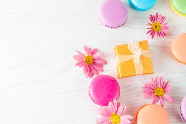 Pasta macarons, hediye kutusu, çay, kahve, cappuccino ve çiçek fotoğrafı. Tatlı romantik gıda acıbadem kurabiyesi kavramı. Sabah kahvaltı ve hediyeler. Sevgililer günü kavramı.