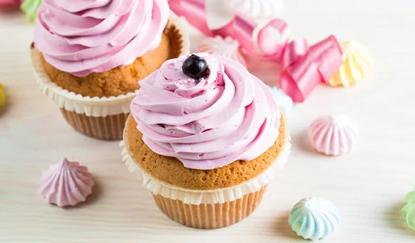 Primer Plano Cupcakes Con Vainilla Bayas Crema Rosa Blanca Chocolate — Foto de Stock