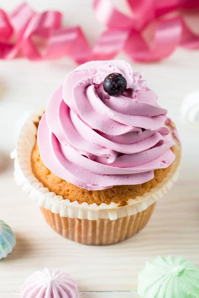 Closeup Cupcakes Com Baunilha Bagas Creme Rosa Branco Chocolate Polvilhas — Fotografia de Stock