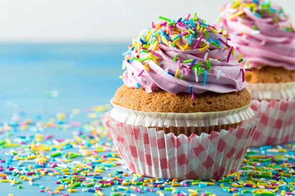 Closeup Cupcakes Com Baunilha Bagas Creme Rosa Branco Chocolate Polvilhas — Fotografia de Stock