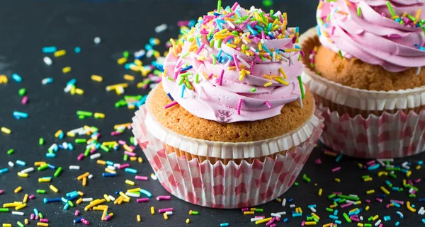 Closeup Cupcakes Com Baunilha Bagas Creme Rosa Branco Chocolate Polvilhas — Fotografia de Stock