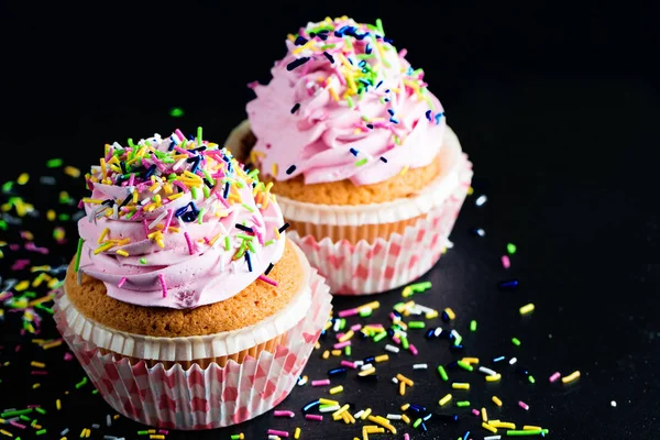 Closeup Cupcakes Com Baunilha Bagas Creme Rosa Branco Chocolate Polvilhas — Fotografia de Stock