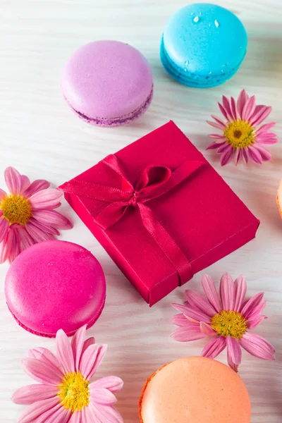 Photo Cake Macarons Gift Box Tea Coffee Cappuccino Flowers Sweet — Stock Photo, Image