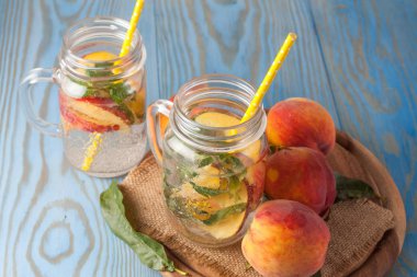 Ev yapımı limonata olgun şeftali ve soğuk taze nane. Şeftali çay bir kavanoz. Serinletici su.