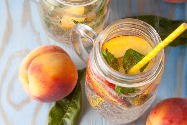 Ev yapımı limonata olgun şeftali ve soğuk taze nane. Şeftali çay bir kavanoz. Serinletici su.