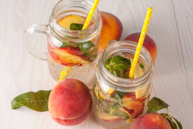 Ev yapımı limonata olgun şeftali ve soğuk taze nane. Şeftali çay bir kavanoz. Serinletici su.