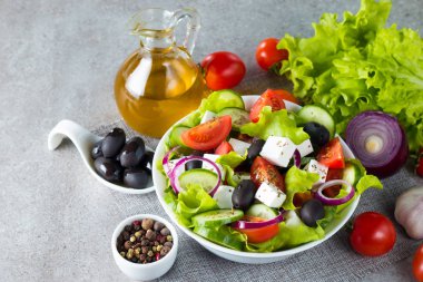 Kiraz domates, ruccola, roka, beyaz peynir, zeytin, salatalık, soğan ve baharat taze Yunan salatası yaptı. Sezar salatası ahşap arka plan üzerinde beyaz bir kase. Sağlıklı organik beslenme gıda kavramı.