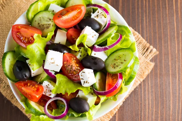 Frischer Griechischer Salat Aus Kirschtomaten Ruccola Rucola Feta Oliven Gurken — Stockfoto