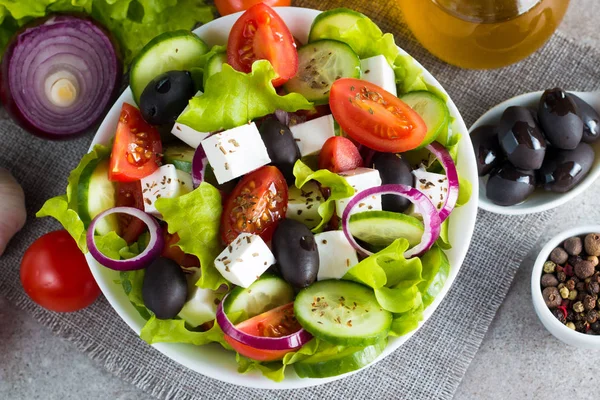 Frischer Griechischer Salat Aus Kirschtomaten Ruccola Rucola Feta Oliven Gurken — Stockfoto