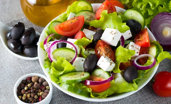 Ensalada Griega Fresca Hecha Tomate Cherry Ruccola Rúcula Feta Aceitunas —  Fotos de Stock