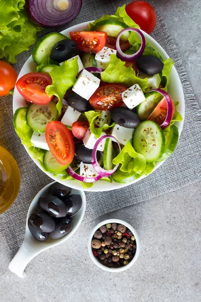 Čerstvý Řecký Salát Cherry Rajčat Rukola Rukola Sýr Feta Olivy — Stock fotografie