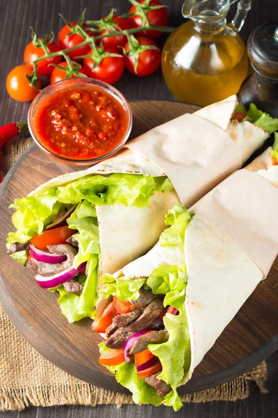 Foto Comida Sanduíche Mexicana Burrito Fajita Tacos Envoltório Feito Tortilla — Fotografia de Stock