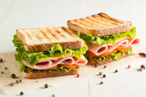 Foto Primer Plano Sándwich Club Sandwich Con Carne Jamón Salami —  Fotos de Stock