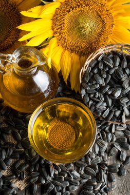 Ayçiçek yağı ve küçük torba geleneksel rustik ahşap arka plan ayçiçeği çekirdeği. Organik ve eko gıda kavramı. Sağlıklı gıda ve yağlar.