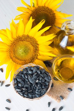 Ayçiçek yağı ve küçük torba geleneksel rustik ahşap arka plan ayçiçeği çekirdeği. Organik ve eko gıda kavramı. Sağlıklı gıda ve yağlar.