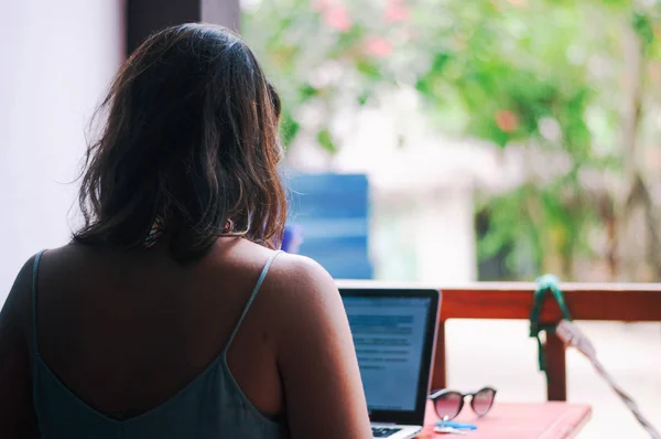 Mujer latina haciendo búsquedas informáticas en ropa casual durante las vacaciones de verano — Foto de Stock