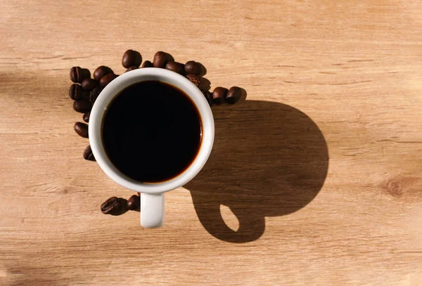 木の上のコーヒーカップとアラビアコーヒー豆を伴う,トップビュー — ストック写真