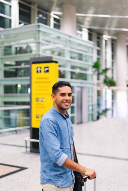 Genç Latin gezgin, büyük bir gülümsemeyle Guayaquil, Ekvador 'dan Avrupa' ya turizm ve girişimciliğe gitmeye hazır.