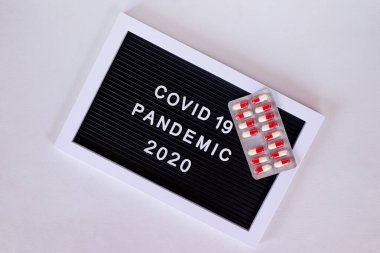 Sinyal COVID19 salgınını ve ilaçlarını gösteriyor.