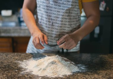 Ellerin hamuru hazırlamaya hazır olsun, un kırsal mutfakta masanın üstünde.