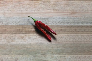 Gemide kırmızı biber açık, üst görüş, sadece bir kırmızı biber, tahta damarlı tahta.