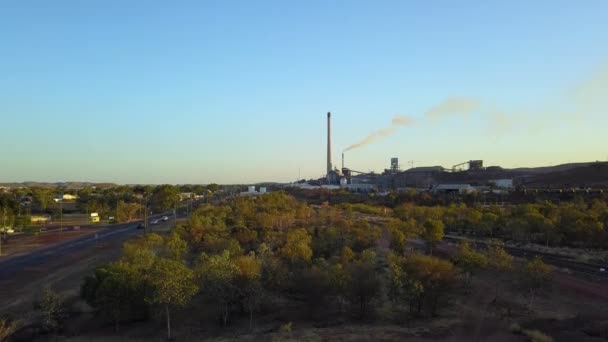 Aerial pedestal up, large mine producing polluting smoke. Mt Isa, Australia 09 26 2018 — Stok video