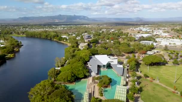 Flygfoto, unik konstgjord simning komplex intill floden. Plats Riverway, Townsville, Australien — Stockvideo