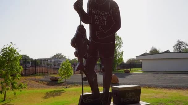 The quirky Big Bogan statue in Nyngan, Australia. Medium shot, tilt up — Stock Video