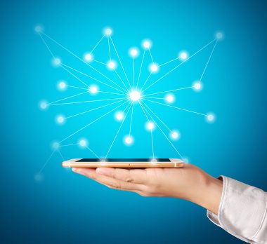 Akıllı telefon elinde.