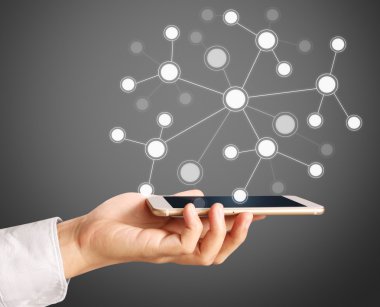 Akıllı telefon elinde.