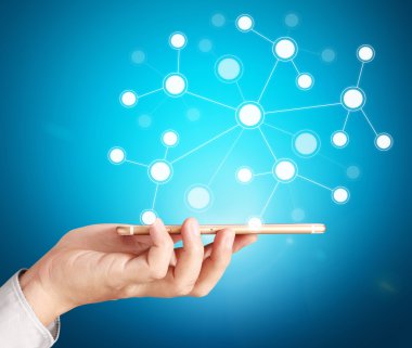 Akıllı telefon elinde.