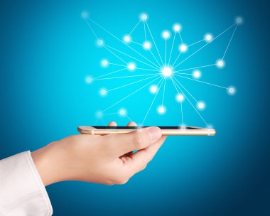 Akıllı telefon elinde.