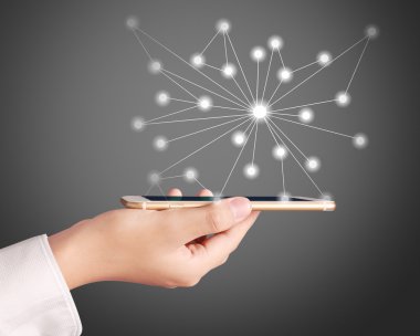 Akıllı telefon elinde.