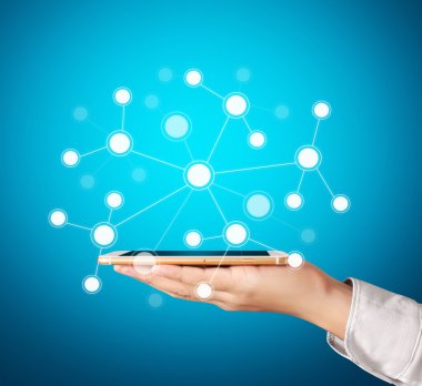 Akıllı telefon elinde.