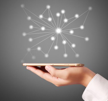 Akıllı telefon elinde.