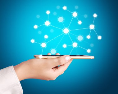 Akıllı telefon elinde.