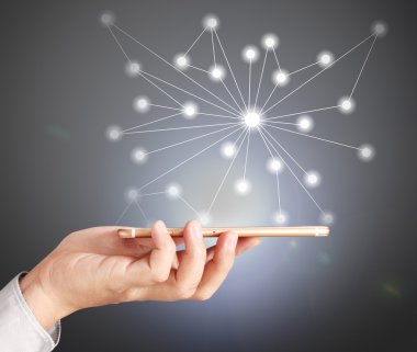 Akıllı telefon elinde.