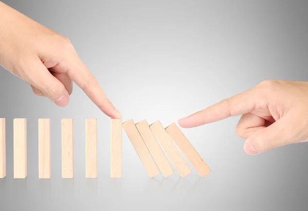 Hand stopp dominobrickor kontinuerligt störtade — Stockfoto