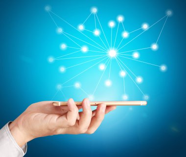 Akıllı telefon elinde.